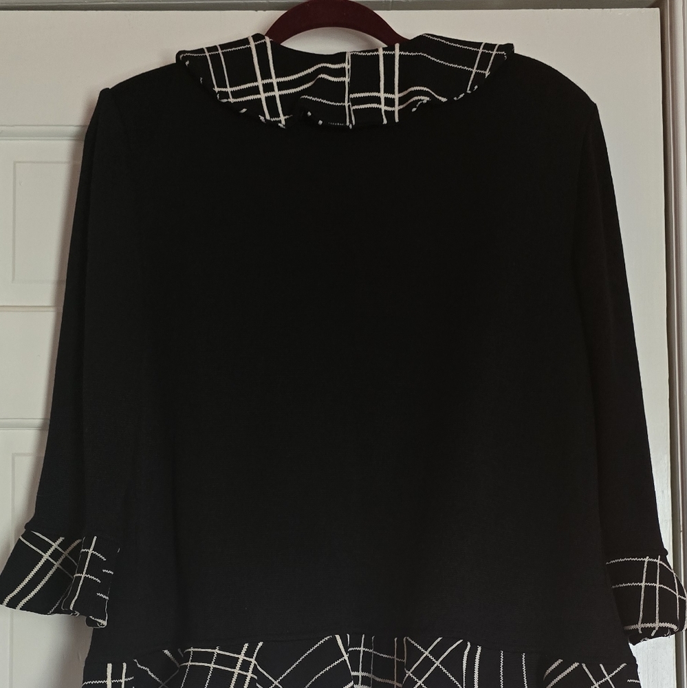 Saint Johns By Marie Gray knit ruffled sweater Black and White size 14